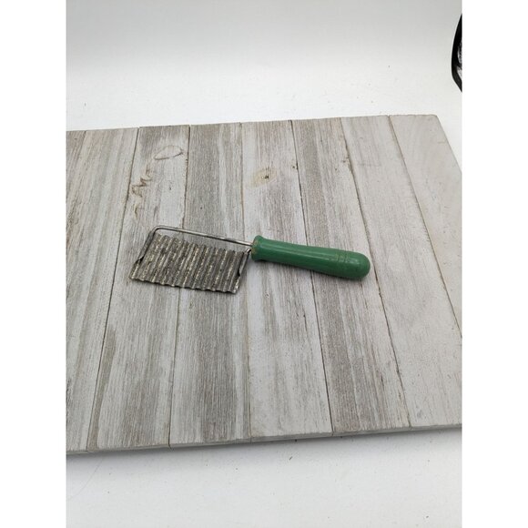 Vintage Crinkle Wavy Cutter Vegetable Potato Stainless Steel Slicer Green - Picture 1 of 6